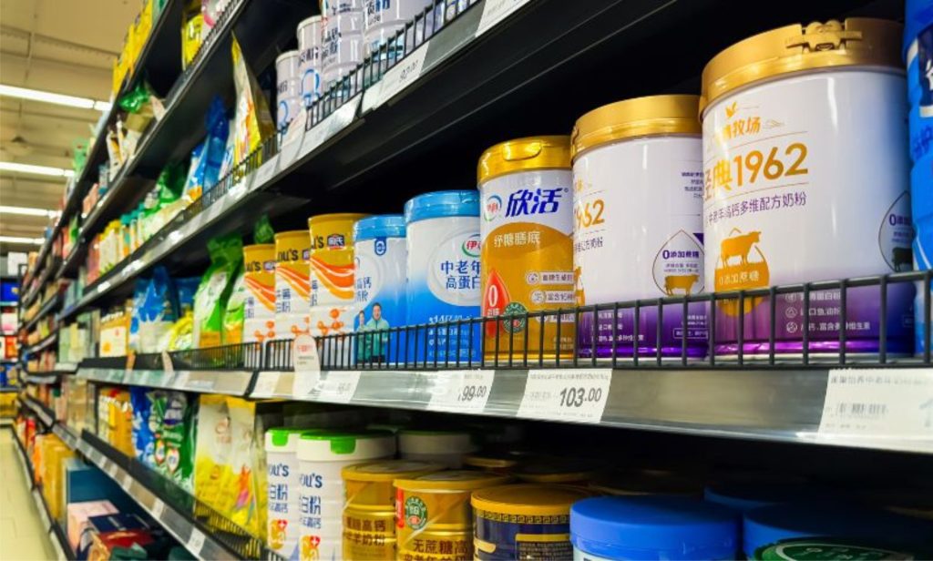 Fórmulas infantis entram em foco de crise sanitária com recall global e debate sobre transparência das empresas 🏛️.