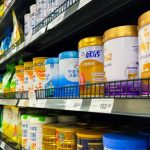 Fórmulas infantis entram em foco de crise sanitária com recall global e debate sobre transparência das empresas 🏛️.