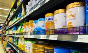 Fórmulas infantis entram em foco de crise sanitária com recall global e debate sobre transparência das empresas 🏛️.