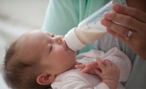 Recalls de fórmula infantil se ampliam enquanto surgem relatos de doenças e investigações em curso 🍼