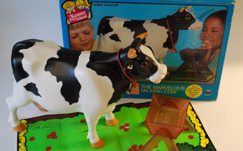 🥛 Milky, a vaca leiteira de brinquedo da Kenner, misturava fazenda, ciência e imaginação infantil nos anos 70.
