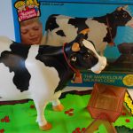 🥛 Milky, a vaca leiteira de brinquedo da Kenner, misturava fazenda, ciência e imaginação infantil nos anos 70.