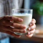 🥣 A escolha do leite integral, aliada a boas combinações alimentares, pode favorecer ossos mais fortes.