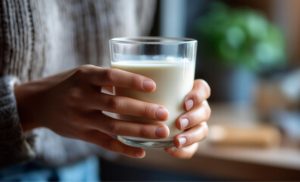 🥣 A escolha do leite integral, aliada a boas combinações alimentares, pode favorecer ossos mais fortes.