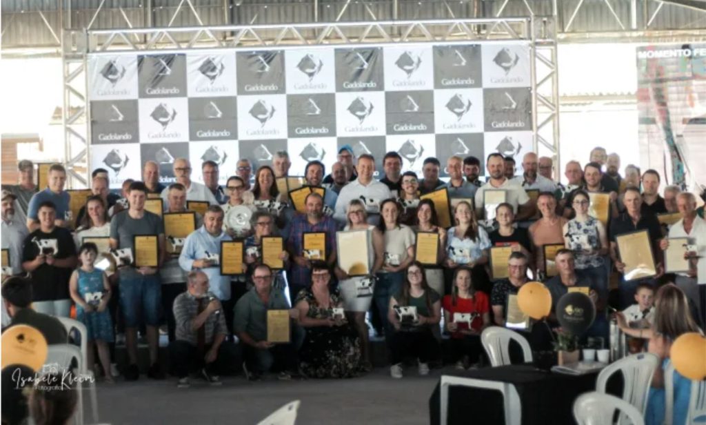 Controle leiteiro oficial garante novo reconhecimento à Dália e a 25 produtores no RS, reforçando genética, qualidade e produtividade 🧪