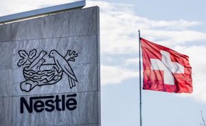 Recall iniciado em dezembro se expande e envolve dezenas de países após alerta sobre possível contaminação. Nestlé