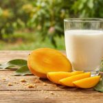 Leite com manga faz mal? Ciência derruba o mito mais famoso do Brasil 🥭🥛 1 🥭 A mistura entre leite com manga é segura, nutritiva e só carrega o peso de um boato histórico.