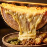 🔥 Entre caretas e filas, o queijo raclette prova que tradição, redes sociais e sabor ainda fazem sucesso.