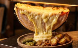 🔥 Entre caretas e filas, o queijo raclette prova que tradição, redes sociais e sabor ainda fazem sucesso.