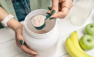 Antes ou depois do treino? A resposta sobre whey protein passa pelo contexto nutricional de cada pessoa 🏋️
