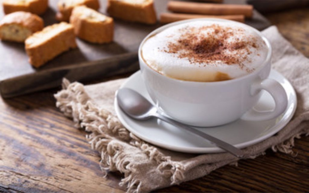 A textura do cappuccino começa no leite integral: temperatura, gordura e técnica explicam a espuma ideal ☕