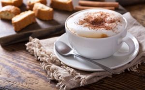 A textura do cappuccino começa no leite integral: temperatura, gordura e técnica explicam a espuma ideal ☕