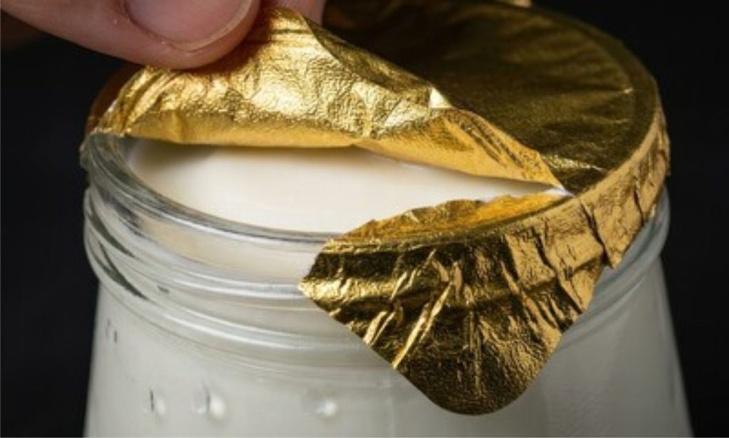 💡 O líquido que se forma sobre o iogurte é whey, rico em proteína e minerais — e não deveria ir pelo ralo.