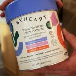 Autoridades apuram contaminação em leite em pó usado pela ByHeart após casos graves de botulismo infantil ⚠️