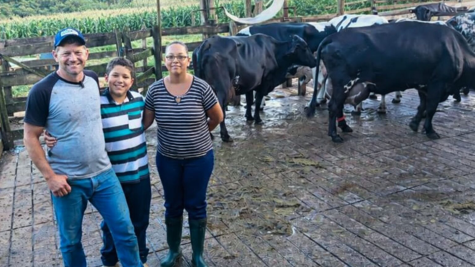 Produção de leite: família sai do zero e chega a 1.500 L/dia 🐄📈 5 No interior, longe de promessas fáceis e discursos motivacionais vazios, a história de Renato e Tatiana é construída com trabalho diário, decisões difíceis e uma relação direta com a terra.