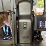 ⚙️ Tecnologia instalada há um ano mostra efeitos na sanidade do rebanho e na organização do trabalho familiar. Automatização