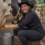 🐮 Viúva há anos, Luziélia acorda às 4h30, tira leite, cria bezerros e mantém sozinha um sítio em Jaraguá, retratando a realidade da agricultura familiar.