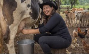 🐮 Viúva há anos, Luziélia acorda às 4h30, tira leite, cria bezerros e mantém sozinha um sítio em Jaraguá, retratando a realidade da agricultura familiar.
