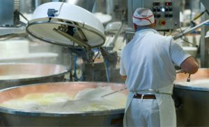 Caso de corrupção conecta adulteração, fiscalização e governança no setor lácteo brasileiro. 🔎