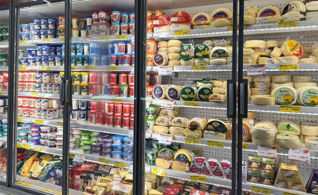 💰 Mercado de leite pressiona renda no campo, enquanto consumo cresce menos de 2%.