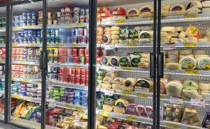 💰 Mercado de leite pressiona renda no campo, enquanto consumo cresce menos de 2%.