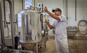 🔬 Soro do leite entra em fase de testes industriais na EPAMIG