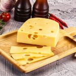 👶 Rico em cálcio e proteínas, o queijo emmental pode ser um aliado da saúde materna — desde que alguns cuidados sejam seguidos.