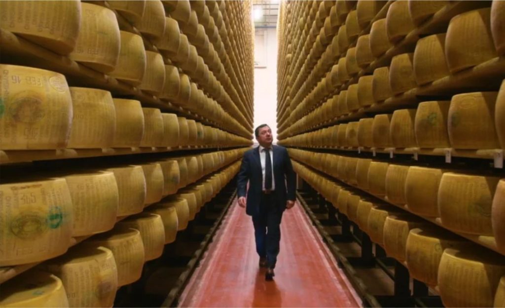 Enquanto amadurece por até 36 meses, o parmesão também sustenta financiamentos para produtores locais 📦