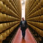 Enquanto amadurece por até 36 meses, o parmesão também sustenta financiamentos para produtores locais 📦