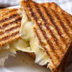 Após viralizar nas redes, o queijo quente de R$114 virou símbolo de debate sobre preços — e contribuiu para o fechamento de um café 🍞