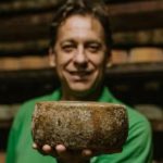 A história da caverna de queijo construída por um produtor goiano mostra como curiosidade e persistência moldam novos sabores