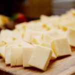 🧀 Incentivo no ICMS já está em vigor e pode alterar preços e estratégias industriais ao longo da cadeia láctea. queijo