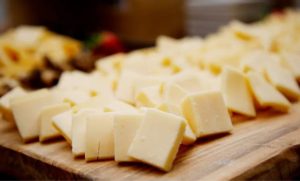 🧀 Incentivo no ICMS já está em vigor e pode alterar preços e estratégias industriais ao longo da cadeia láctea. queijo