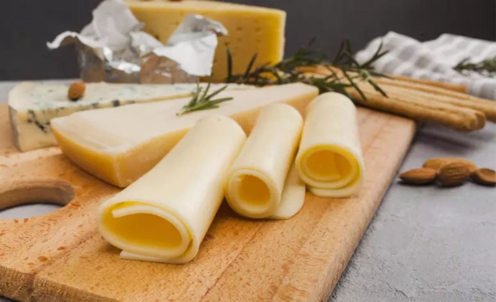 Dois clássicos da mesa brasileira frente a frente: descubra qual queijo tende a ser mais leve para a rotina 🍽️
