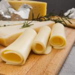 Dois clássicos da mesa brasileira frente a frente: descubra qual queijo tende a ser mais leve para a rotina 🍽️