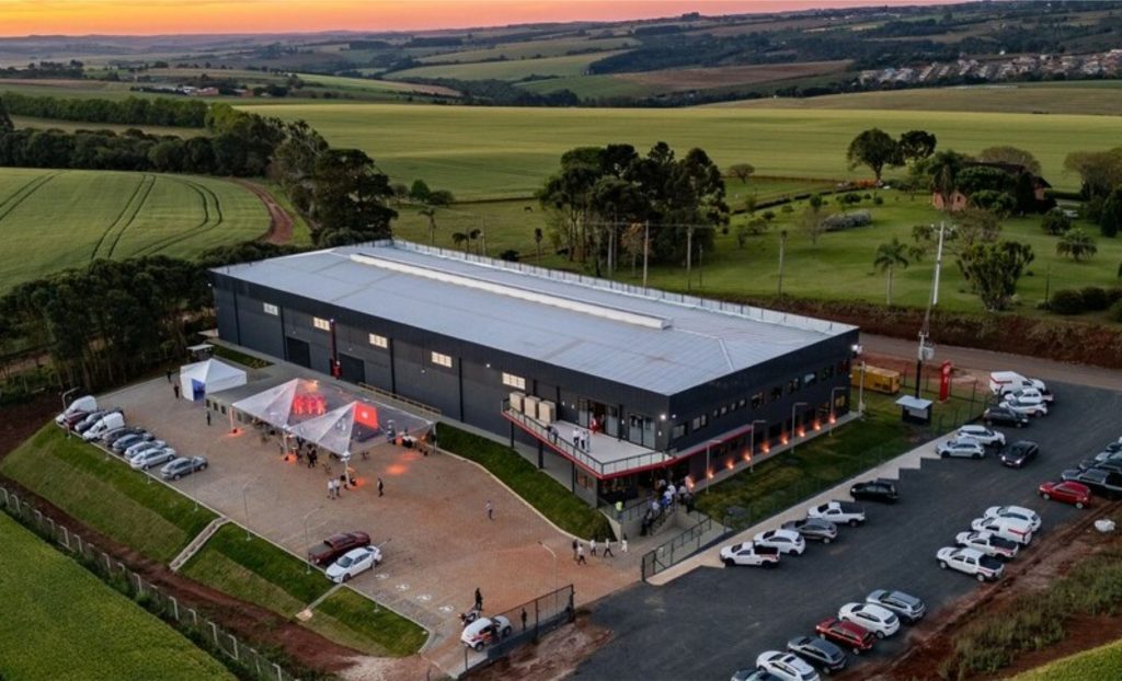 Em meio à crise, Brasil reforça aposta em robôs de ordenha 🐄 Lely