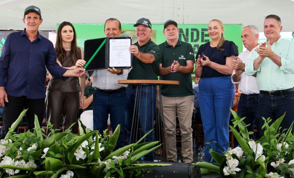 🚜 Linha de crédito leiteiro deve começar em março e será operada via cooperativas, com limite de R$ 50 mil por produtor.
