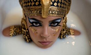 Egípcios já usavam leite materno nos olhos — e pode fazer sentido