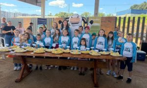 👩🌾 Com apoio das famílias, crianças produzem queijo e revelam um caminho concreto para a sucessão familiar no campo.
