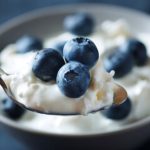 Kéfir ou iogurte: o que acontece ao consumir todos os dias 📊 Pesquisas apontam benefícios do iogurte diário na microbiota, no peso e no metabolismo.