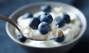 📊 Pesquisas apontam benefícios do iogurte diário na microbiota, no peso e no metabolismo.