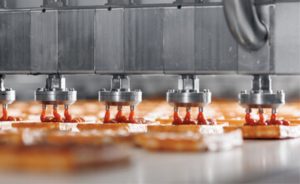 O setor mantém crescimento moderado, mas com margens comprimidas por custos e consumo mais restrito. Indústria