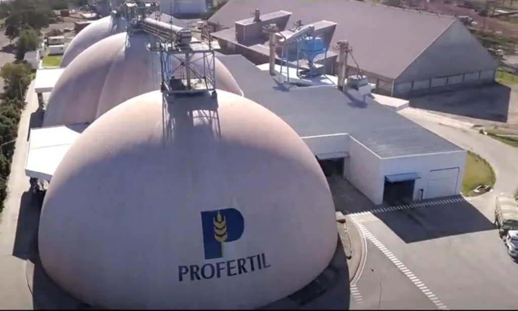 📈 Alta da Adecoagro reflete mudança estratégica e novo foco em fertilizantes, com impacto direto na lógica de custos e insumos do agro