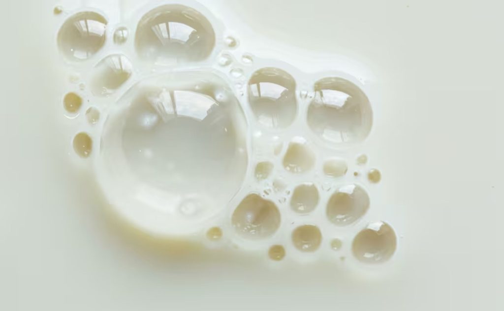 A corrida por proteínas lácteas alternativas ganha força diante da alta demanda e limites de capacidade da cadeia. 📈 vaca