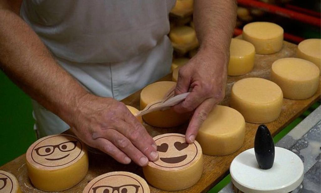 Emojis ganham forma em queijo artesanal e surpreendem consumidores.