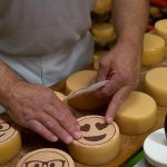 Queijo com emojis mistura tradição e cultura digital 1 Emojis ganham forma em queijo artesanal e surpreendem consumidores.