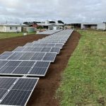 Sistema solar portátil cobre 80% da energia em fazenda leiteira 🌱 Sistema plug-and-play reduz dependência da rede e melhora previsibilidade energética. Sistema solar