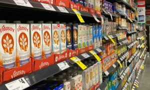 Enquanto Europa restringe o termo “leite”, Austrália e Nova Zelândia permitem seu uso em bebidas vegetais. Entenda o impacto regulatório.