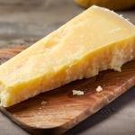 Um pedaço de parmesão no lugar da barra proteica? A moda viraliza entre perfis fitness e levanta dúvidas nutricionais.