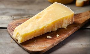 Um pedaço de parmesão no lugar da barra proteica? A moda viraliza entre perfis fitness e levanta dúvidas nutricionais.